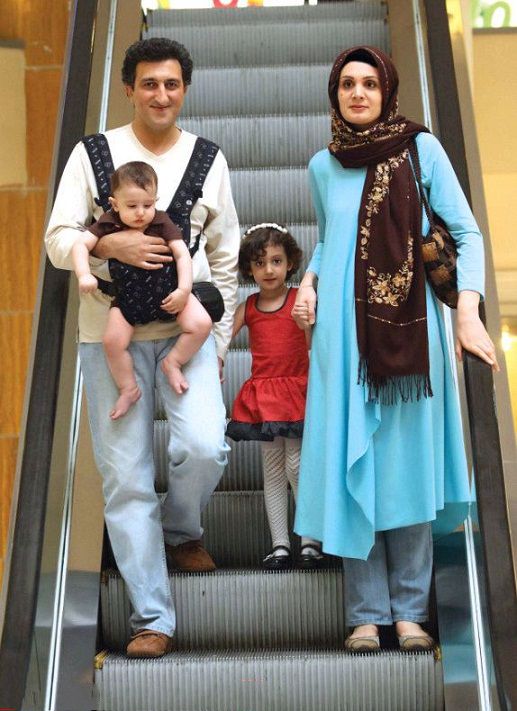 عکسی از یوسف صیادی کنار همسر و فرزندانش | WwW.BestBaz.RozBlog.Com